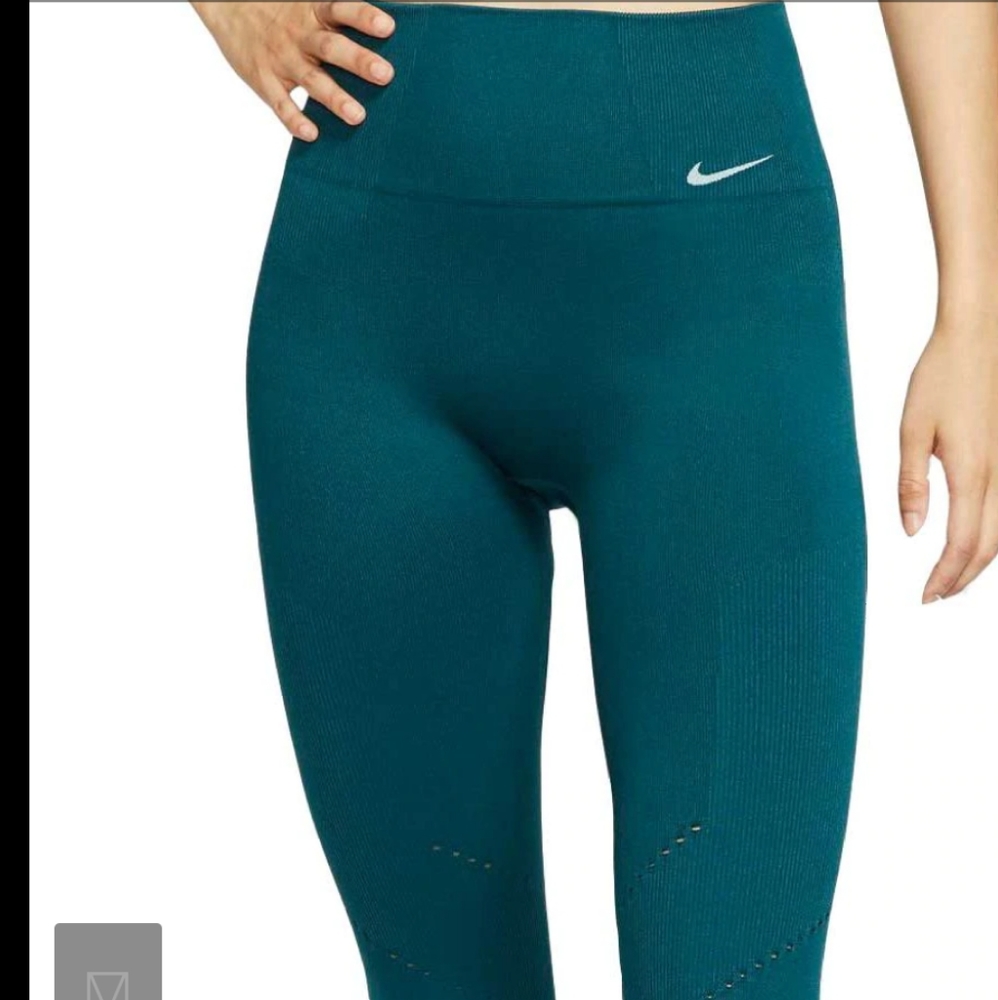 Nike Seamless, rare style, BNWOT